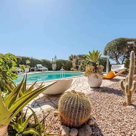 Апартаменти Garden - Shared Pool & Designer Interiors *