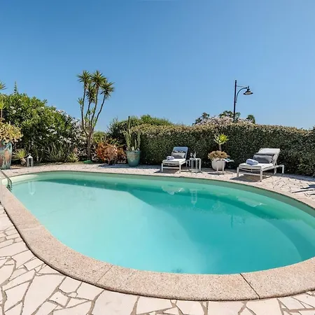 Апартаменти Garden - Shared Pool & Designer Interiors *